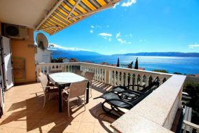 Wohnung in Novi Vinodolski mit Grill, Garten und Terrasse
